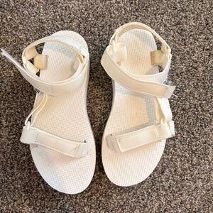 White platform Teva‘s